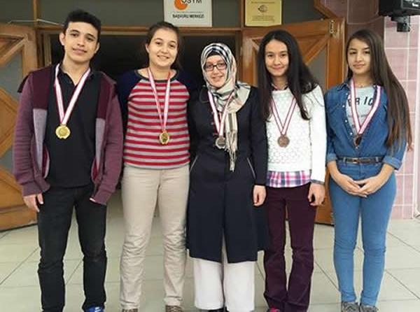 Okulumuz Badminton Takımı 2015-2016 Eğitim Öğretim Yılında Madalyalara Ambargo koydu